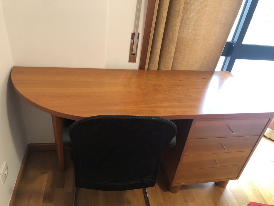 Conjunto Secretária de Madeira Maciça Nobre e Cadeira Moderna