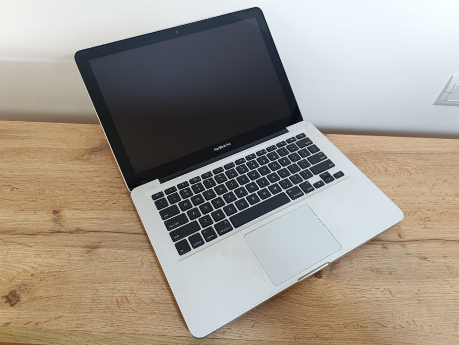 Apple MacBook на запчастини.Плата,матриця,батарея робочі