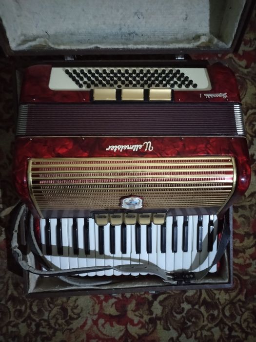 Продам акардеон.