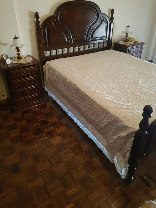 Frigorifico, cama, mesas cabeceira.sofas