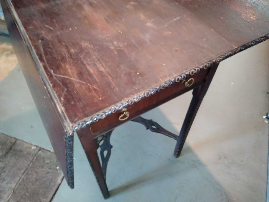 Przedwojenny drewniany stolik z szufladką