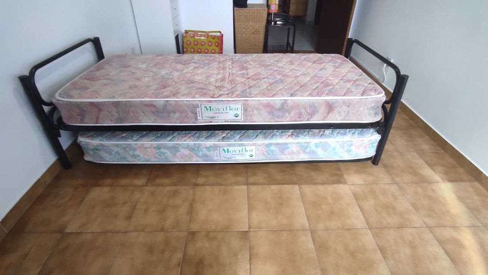 cama ferro 1+1 c/colchões e candeeiro.