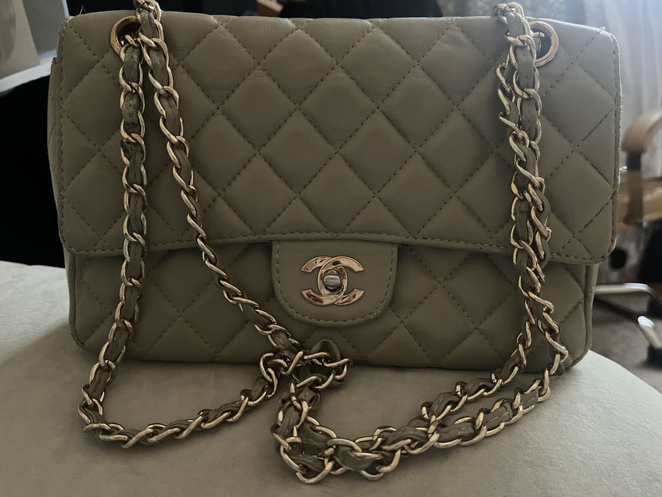 сумка сіро-бежевого кольору Chanel