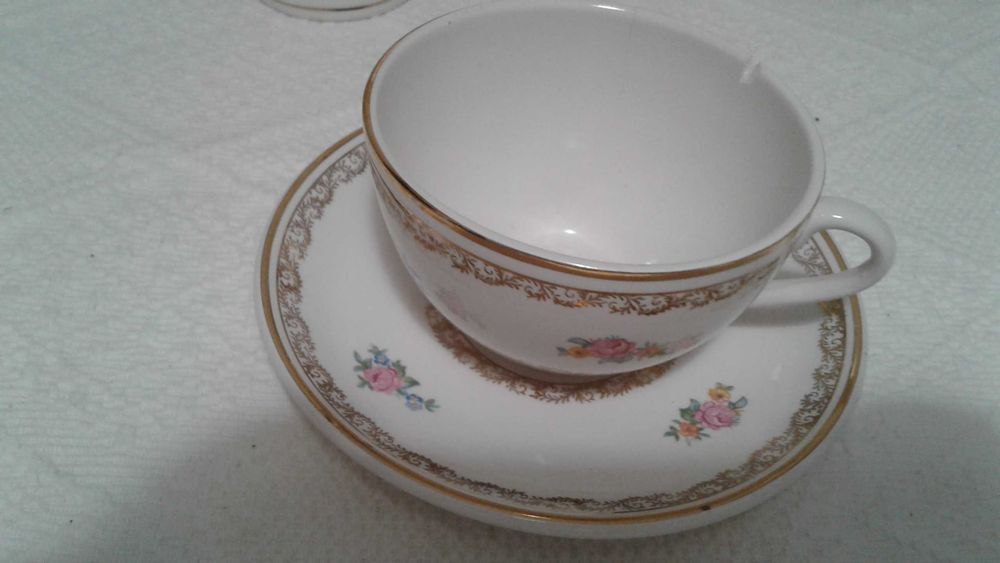 Conjunto de bule, açucareiro, leiteira, 4 chávenas e 6 pires. De 1955.