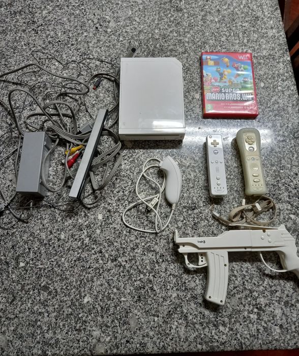 Wii Console + 2 Controllers + 1 Nunchuk + 1 Gun64309668503554121