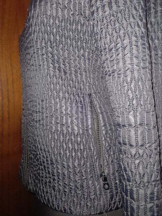 Продам фірмову курточку вітровку на розм М або 44-46