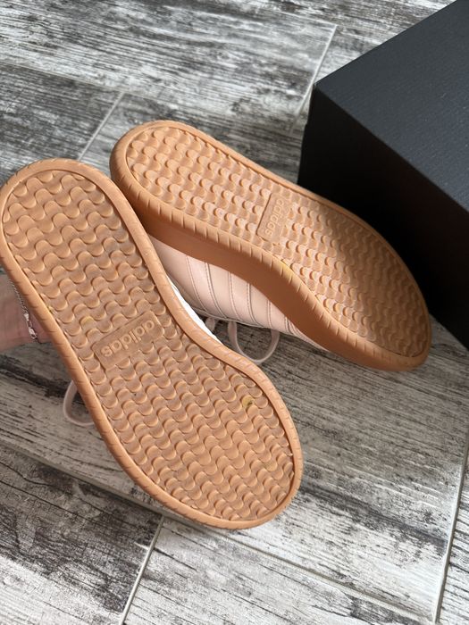 Кросівки Adidas рожеві barreda JP7105 37-38