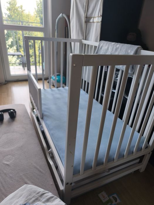 Łóżeczko niemowlęce z szufladą