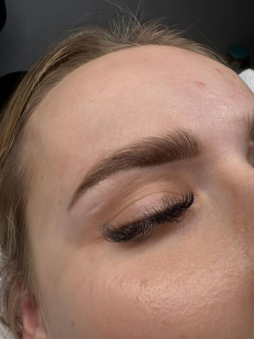 Stylizacja brwi i przedłużanie rzęs