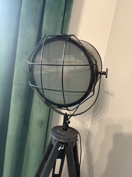 Lampa na statywie