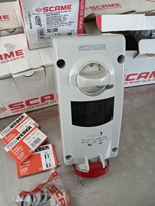 Tomada mural com interruptor de bloqueio e janela (Novas)
16A 3P+T 6h