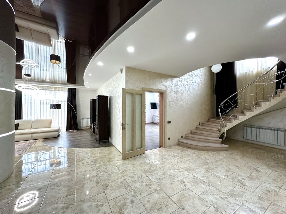 Продам добротный 2-х эт. дом 285 м2 в Обуховке, озеро Попасное, лес