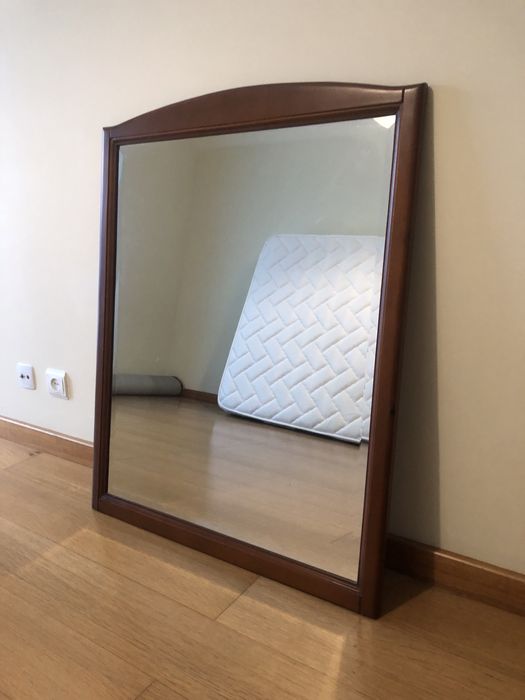 Espelho em madeira escura.