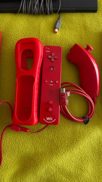 Consola Nintendo Wii Versão + comandos + cabos versão vermelha + Jogo