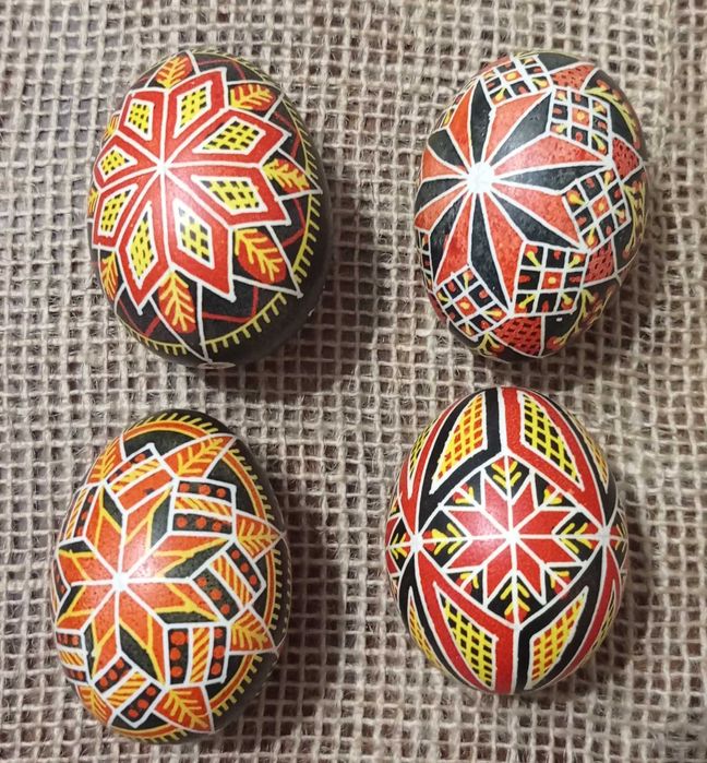 Писанка традиційна на стрічці (писанки на видутому курячому яйці)