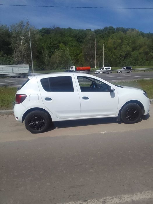 Автомобіль рено сандеро 2