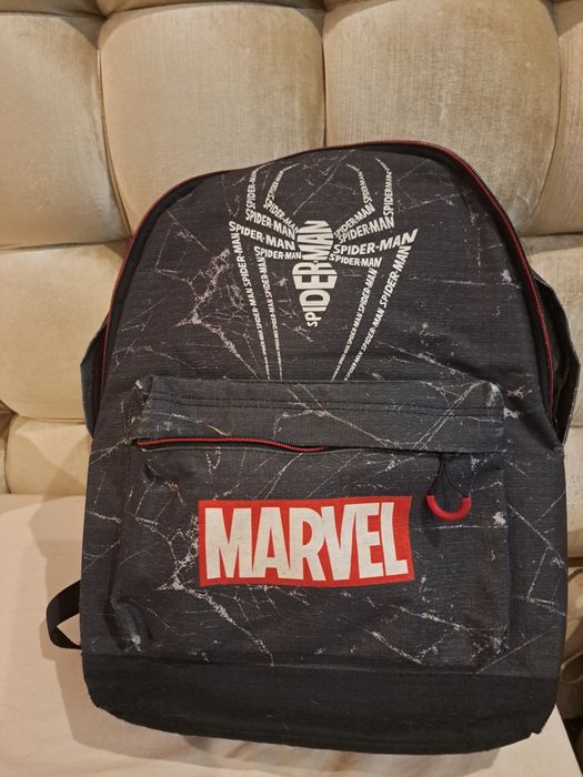 Vendo mochila escolar marvel em bom estado