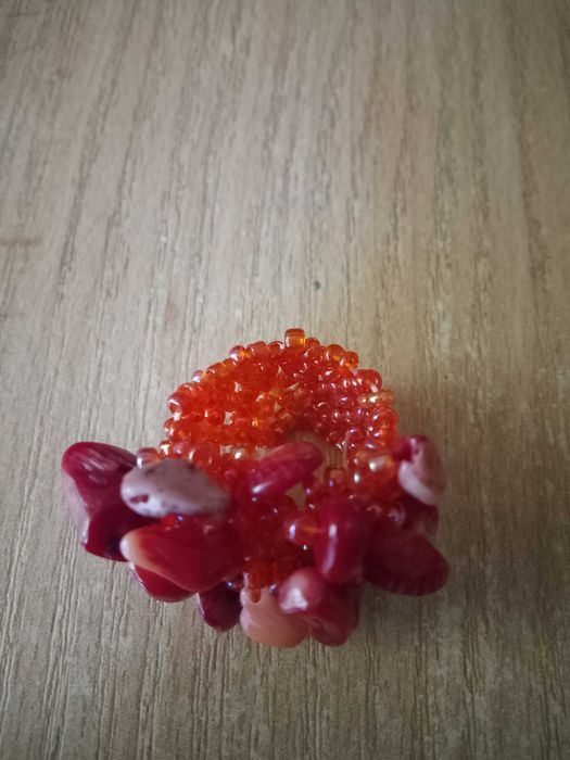 Pierścionek z koralem na gumce