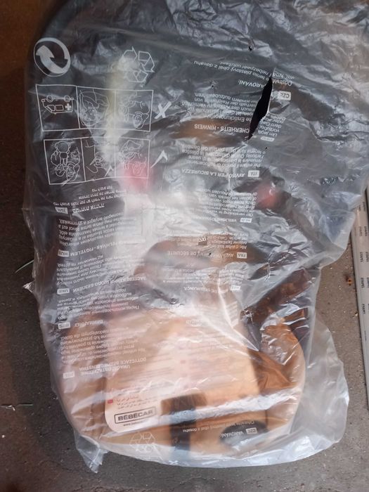 Cadeira de bebe usada a venda para desocupar.