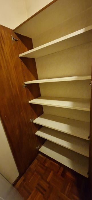 Conjunto de Quarto Vintage em Madeira: Cómoda (5 Gavetas) + Roupeiro/Sapateira Grande