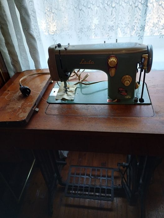 Швейная машинка Lada (Чехословакия): 600 грн. - Швейные машины и