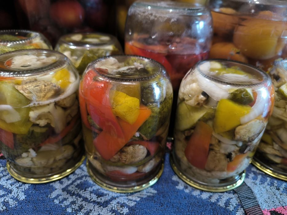 Продам домашню консервацію.Огіркі,помідори різні салати.Аджика.Варення