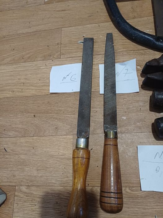 Молотки, напильники, ножницы по металу, ручные дрели, пилы по дереву.