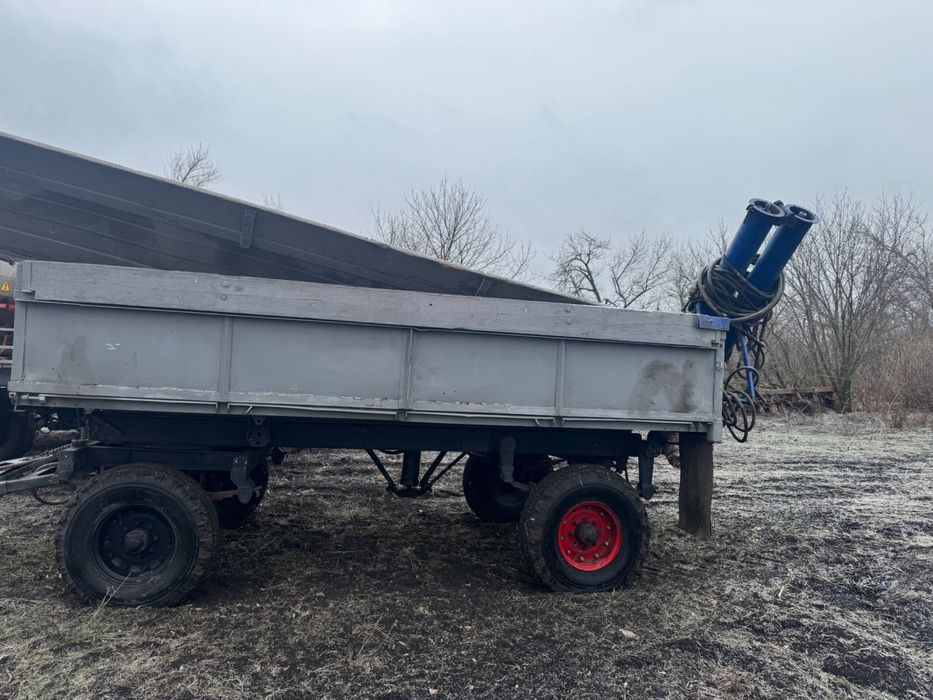 Причіп з погрузчиком зерна в сівалку