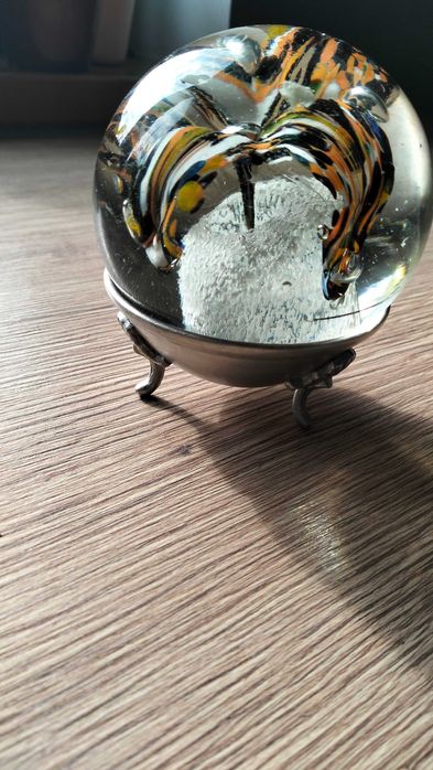 Przycisk Murano? osadzony na cynowej misie