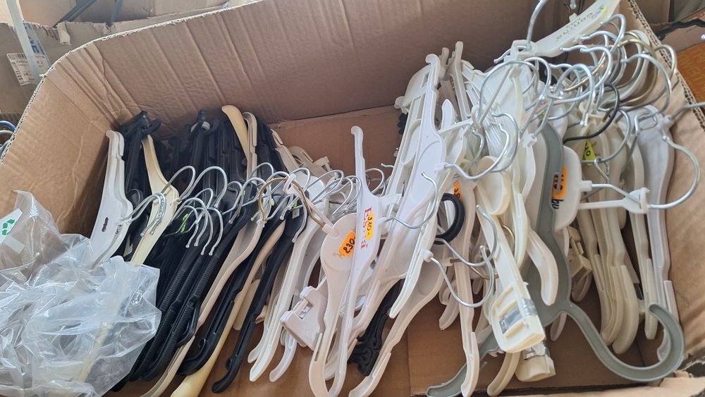 Вішаки для одягу різні варіанти