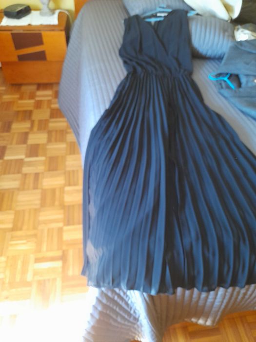 Selling a black pleated jumpsuit, like new