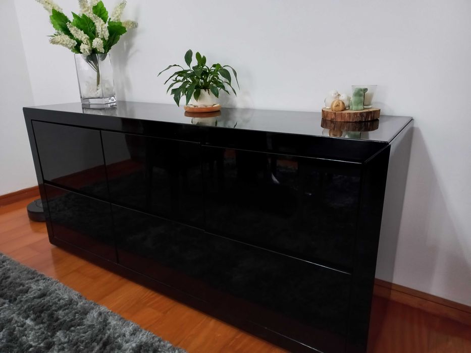 Aparador, móvel TV e mesa de jantar