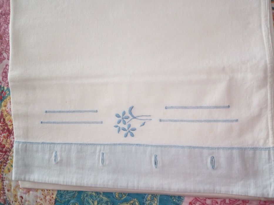 Um lençol, fronha de travesseiro e duas fronhas de almofadas