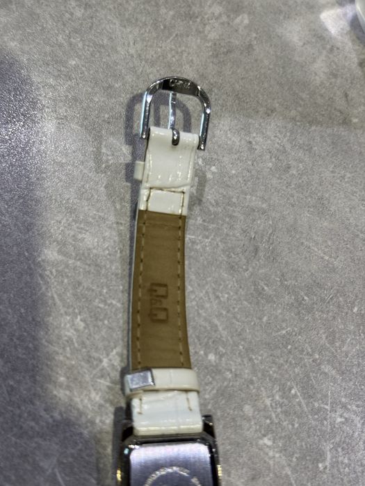 Наручные часы 'Q&Q' женские кварцевые кожаный ремешок