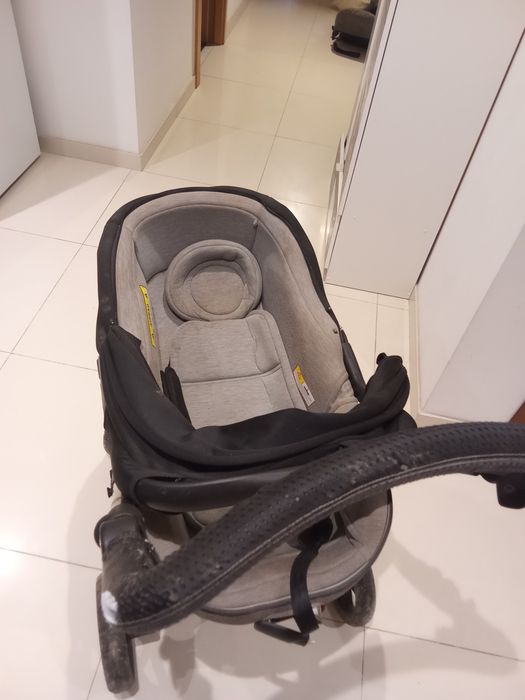 Carinho de bebê juntamente com ovo