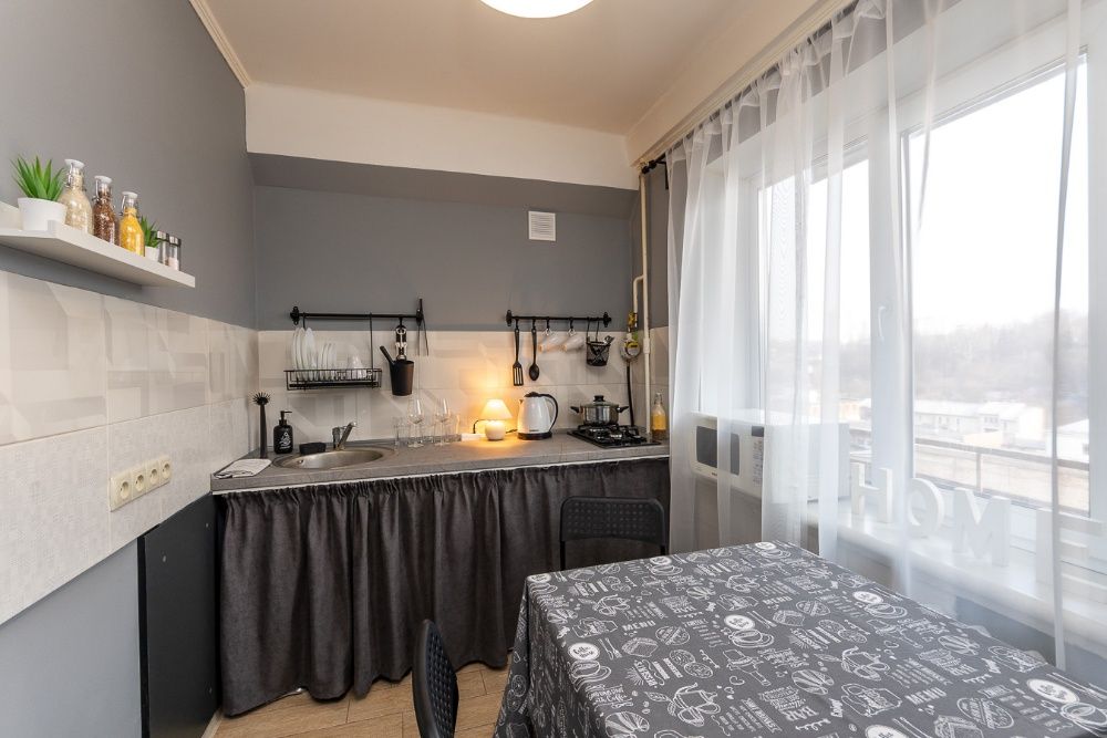 Метро "Вокзальная" пешком 15 мин. Соломенская площадь ул.Кавказская13,