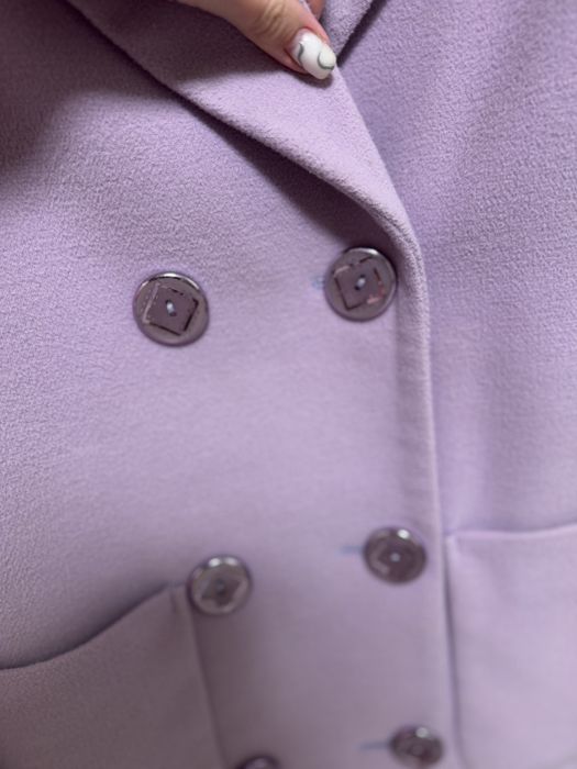 Пальто жіноче бузкового кольору