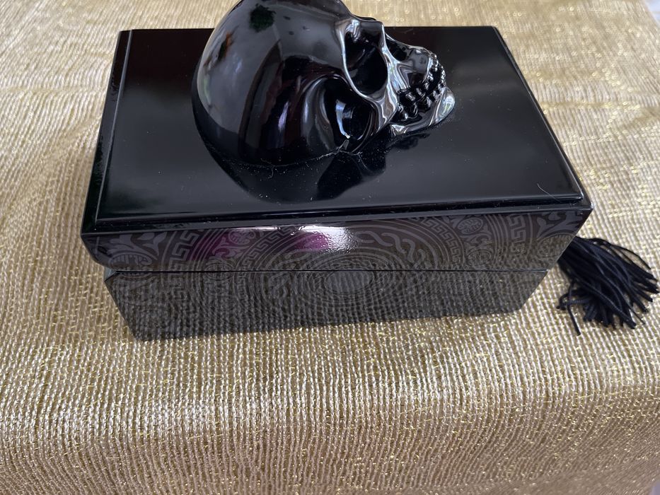 Подарункова скринька з черепом