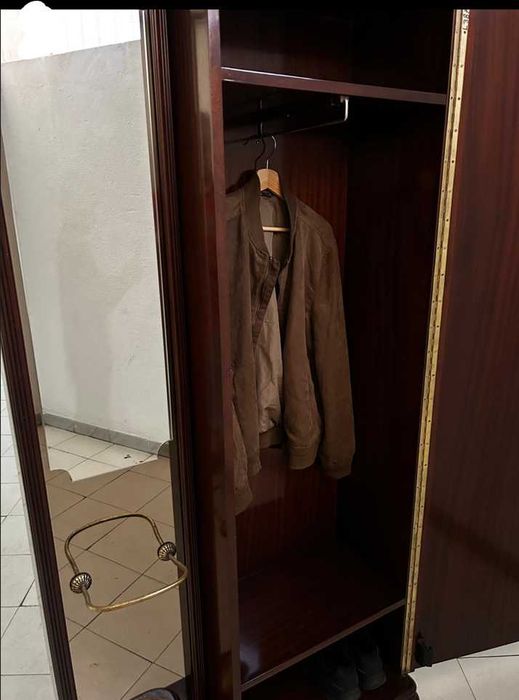 Guarda-fatos com espelho e iluminação