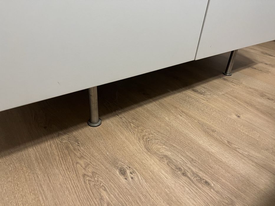 Movel Besta com pés metálicos incluídos