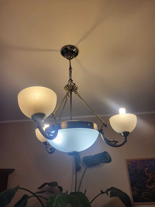 Klasyczny żyrandol retro