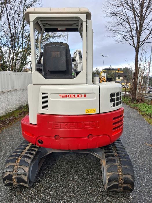 Mini Giratória  Mini Escavadora Takeuchi TB138FR