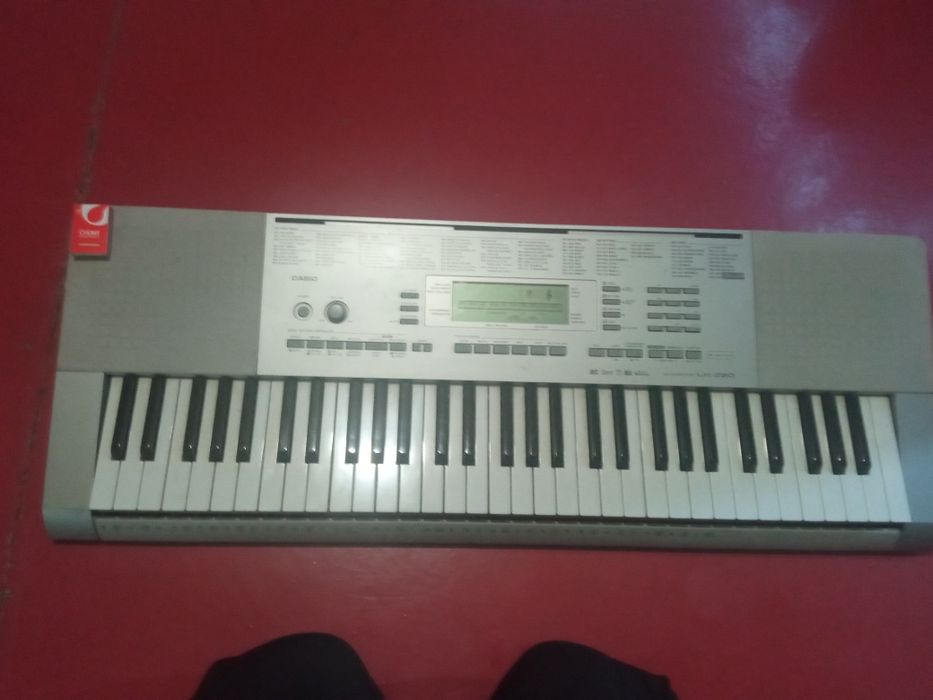 Синтезатор  casio работает от сети или на батарейках