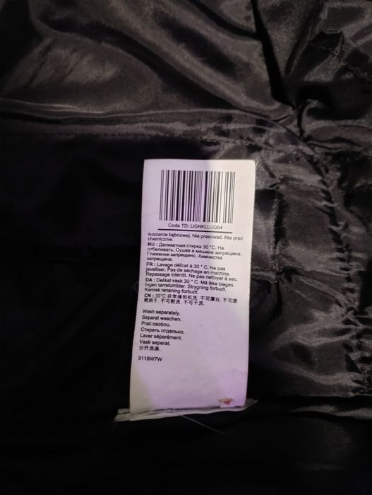 Куртка Карра чорного кольору.