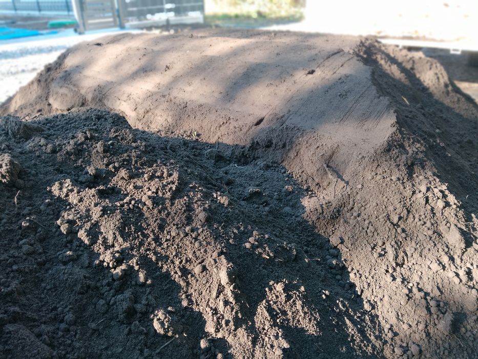 Ziemia siana ogrodowa piaski żwiry minikoparka wywóz gruzu załadunek..