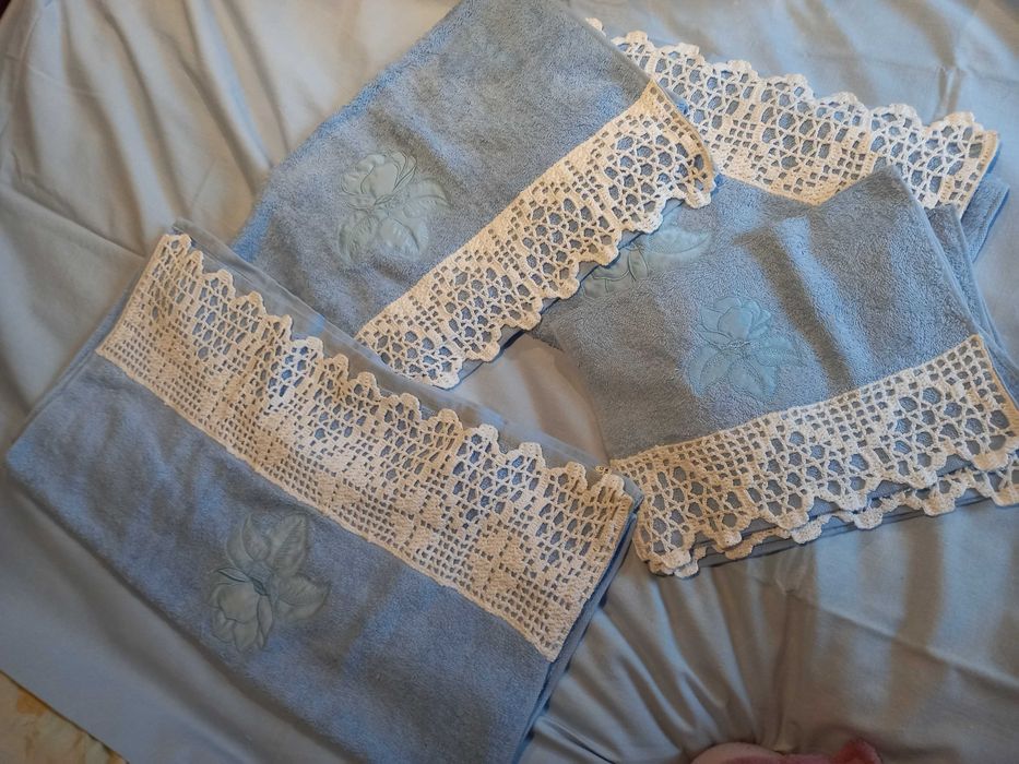 Conjunto de toalhas de banho azul, com aplicações de croché
