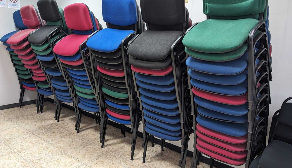 Cadeiras estofadas usadas