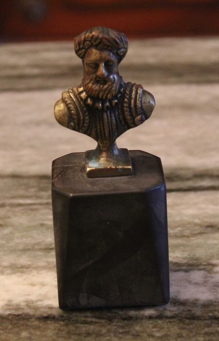 Busto de Luís Vaz de Camões com 12cm de altura, bronze sobre mármore.