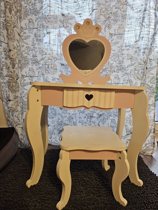 Drewniana toaletka dla dziewczynki