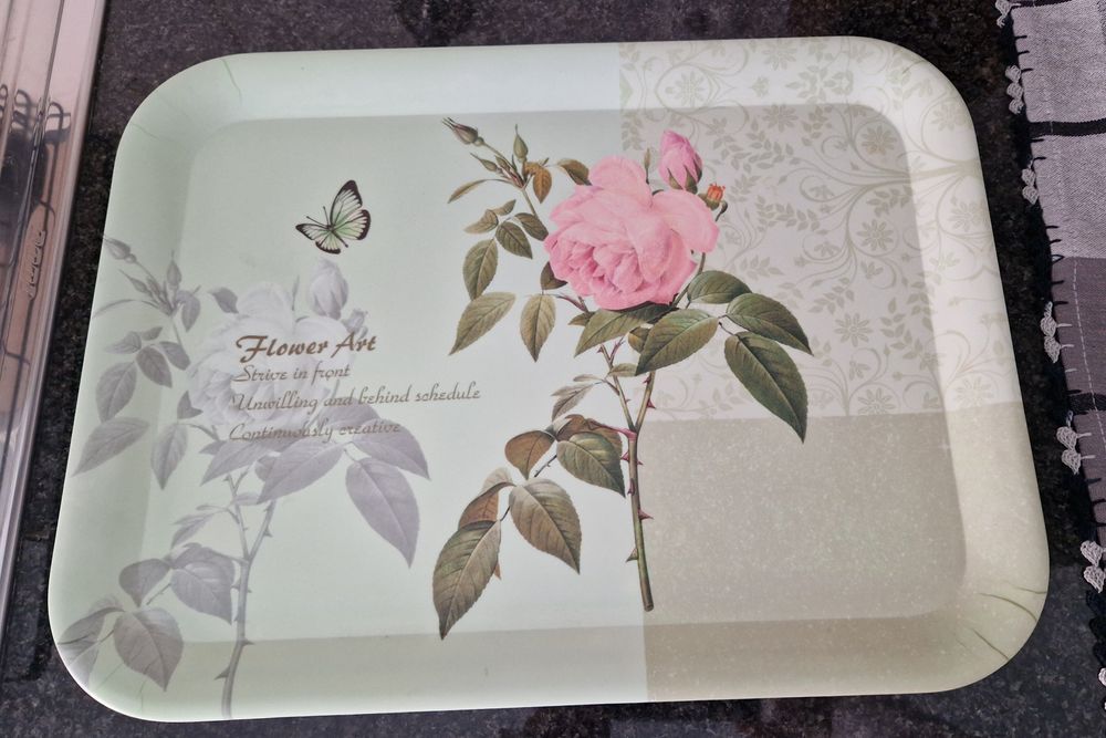 Tabuleiro de mesa com flores